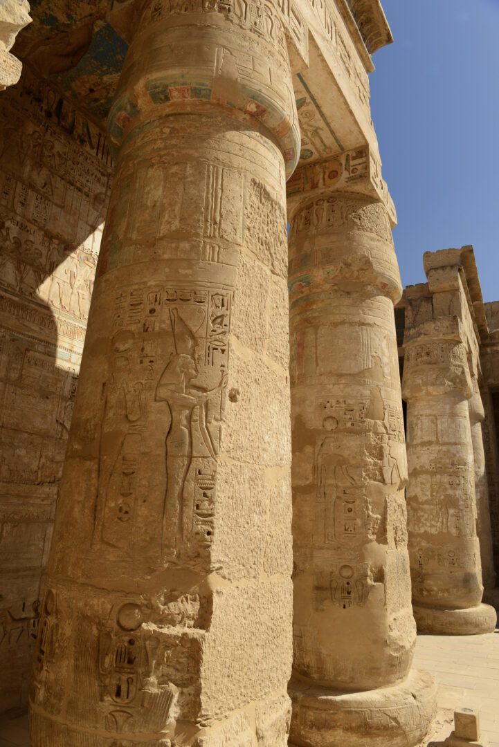 The columned courtyard behind the 1st pylon of the temple .